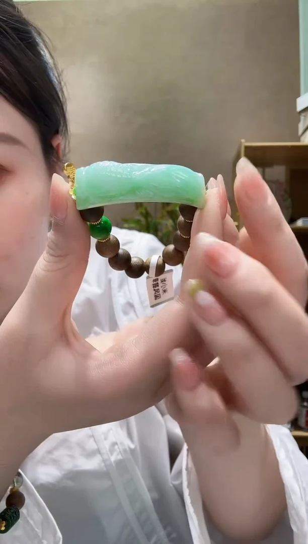 翡翠未镶嵌颈饰手牌
