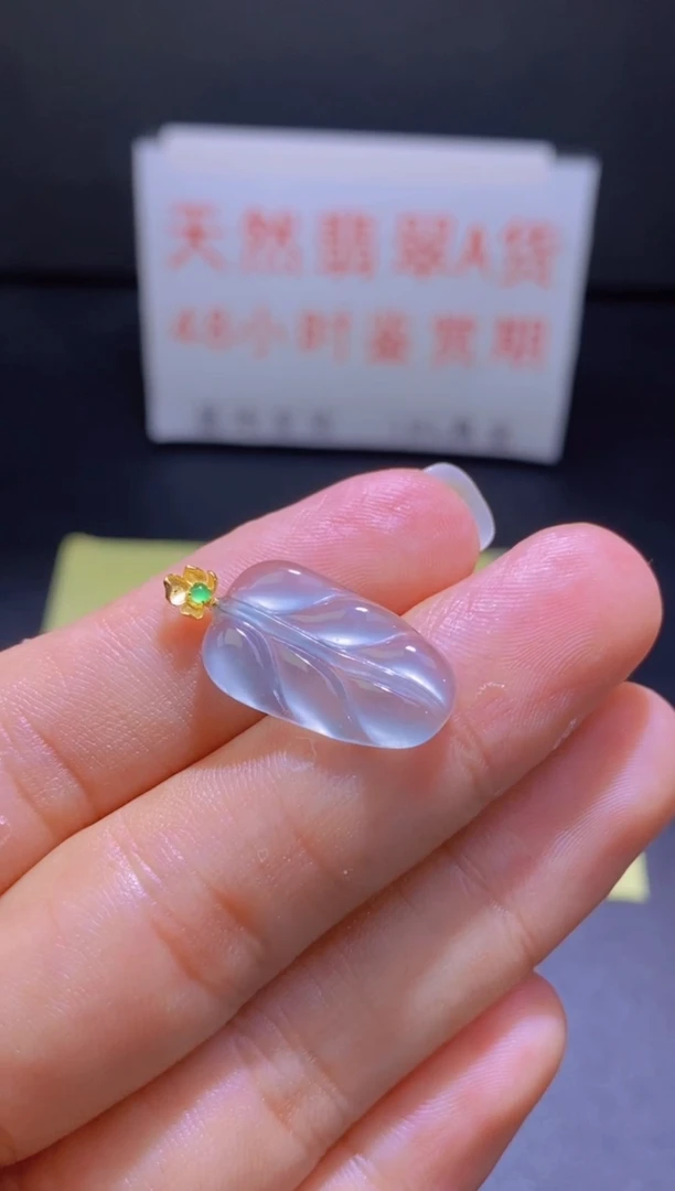 翡翠18K金镶嵌颈饰翡翠吊坠