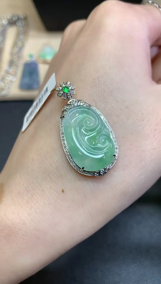 【闪购商品】翡翠颈饰18K金镶嵌如意【无服务费】