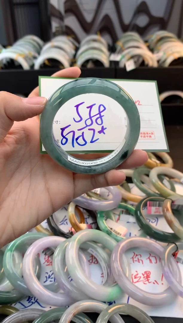 未镶嵌定制翡翠毛货需精细抛光+多人