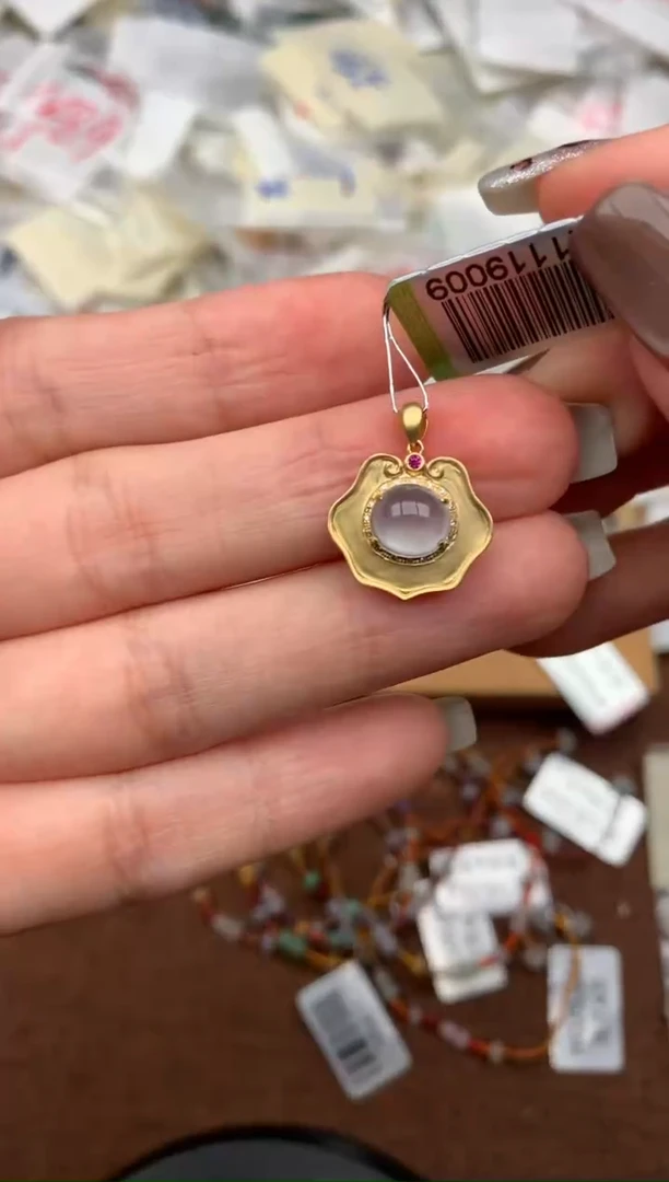 18K金镶嵌挂件翡翠—