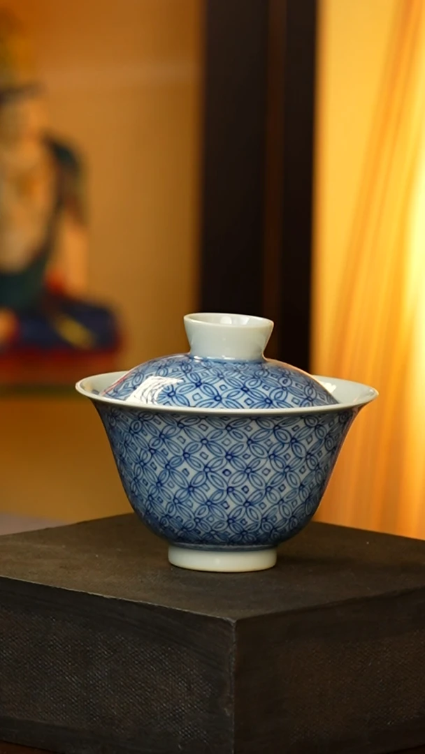 青花铜钱纹盖碗...