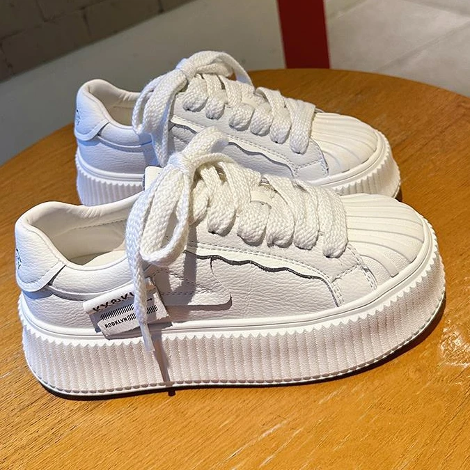 2025秋冬新款时尚潮流女生小白鞋百搭厚底贝壳头软底休闲运动板鞋