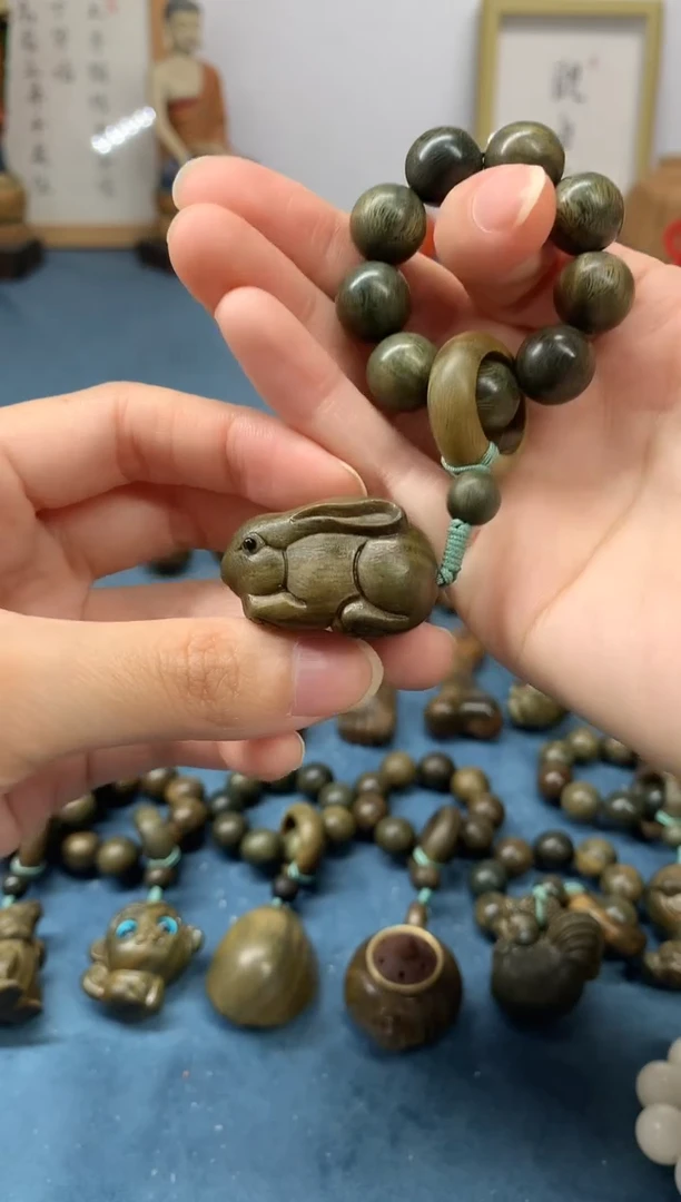 【闪购商品】维腊木（绿檀）把件玉兔 盘玩件