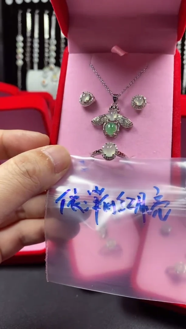 未镶嵌戒指翡翠依****亮翡翠吊坠