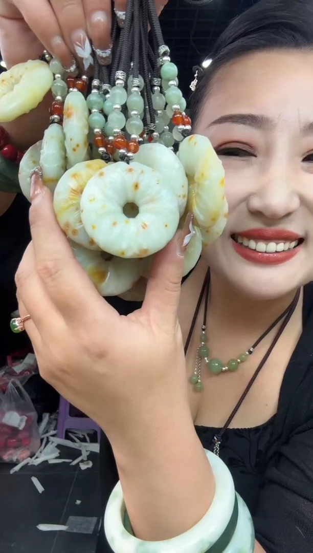 【闪购商品】岫玉颈饰未镶嵌桂花糕雕刻平安扣【半珠链】