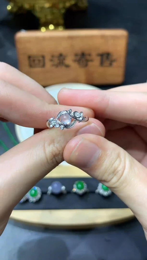 18K金镶嵌戒指翡翠团购