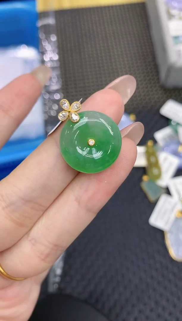 翡翠18K金镶嵌颈饰111111111