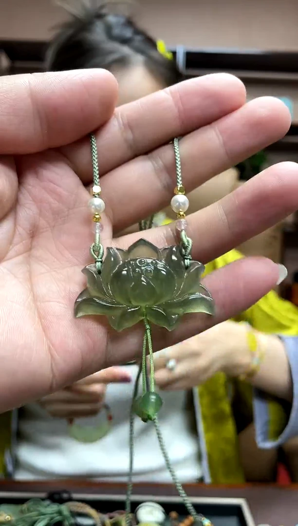 岫玉未镶嵌吊坠·