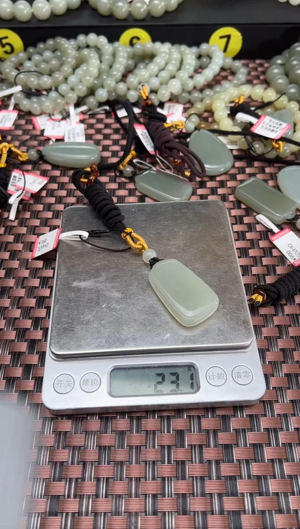 【闪购商品】和田玉吊坠(赠链)未镶嵌且末料青白玉无事牌