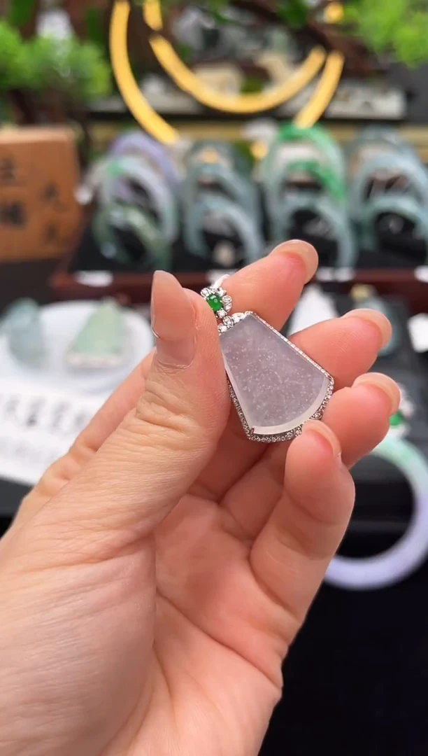 颈饰18K金镶嵌翡翠吊坠