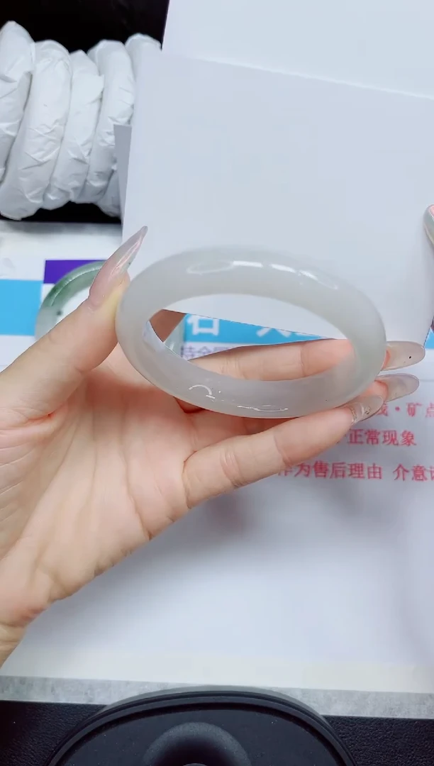 石英质玉手镯未镶嵌11.