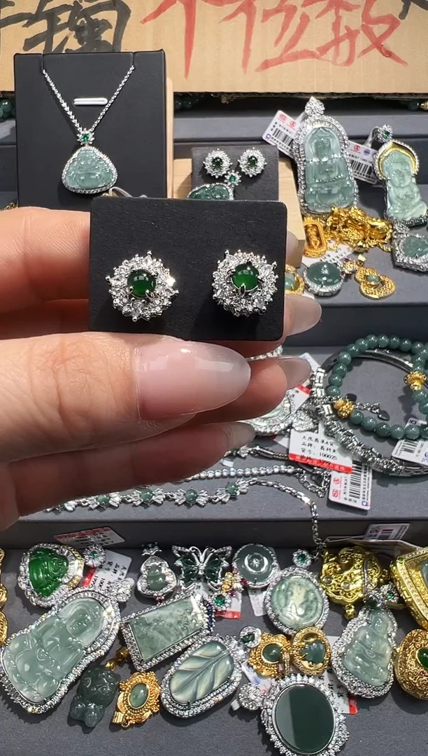 【闪购商品】翡翠吊坠(赠链)未镶嵌天然翡翠A货