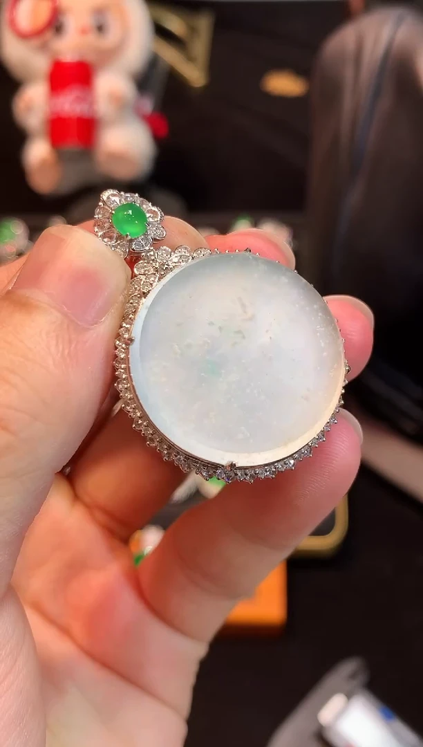 吊坠(赠链)18K金镶嵌翡翠玻璃种木纳雪花棉圆牌吊坠