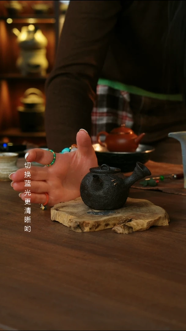 陶钉黑侧把壶...