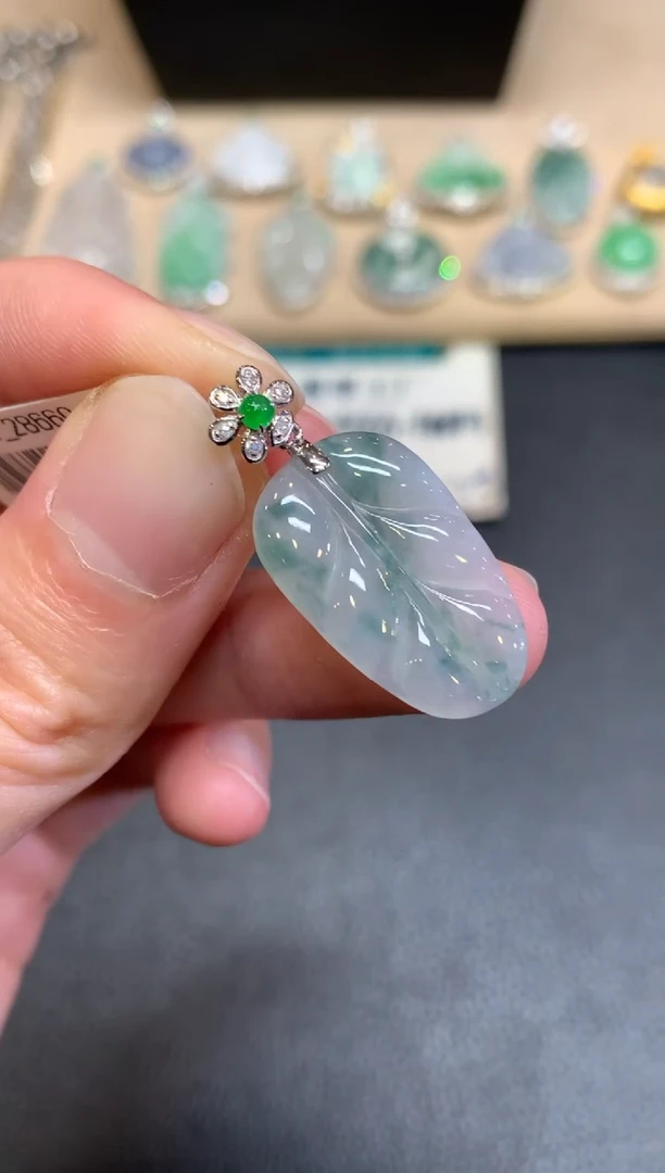 【闪购商品】翡翠颈饰18K金镶嵌叶子【无服务费】