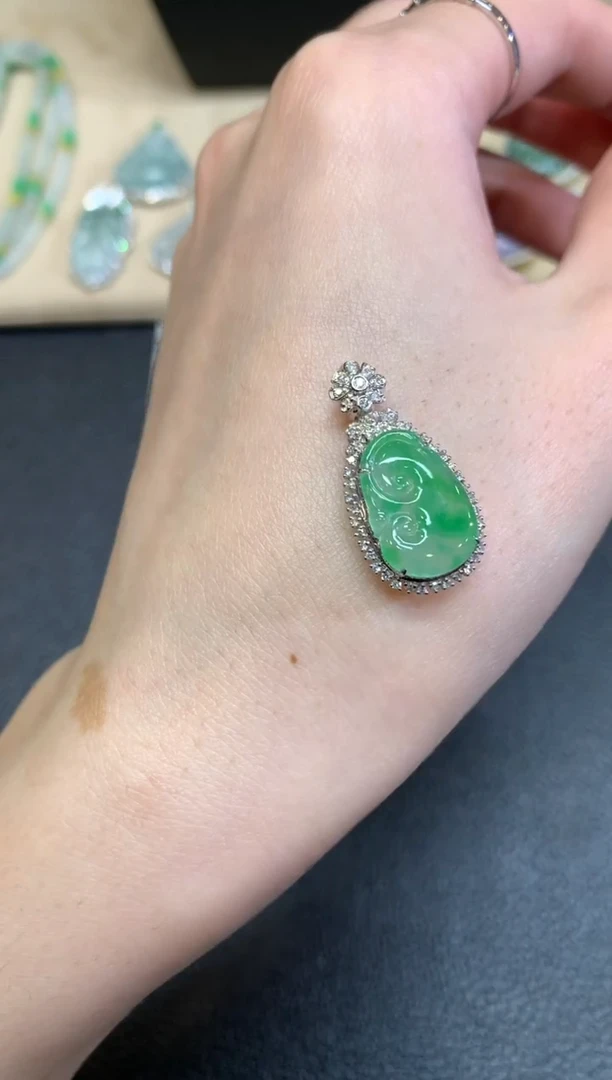 【闪购商品】翡翠颈饰18K金镶嵌如意【无服务费】