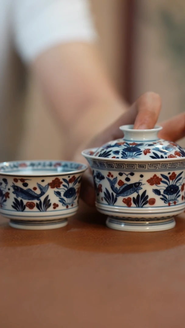 盖碗青花釉里红鱼藻套组