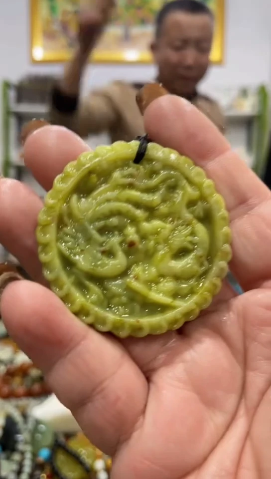 未镶嵌蛇纹石玉吊坠