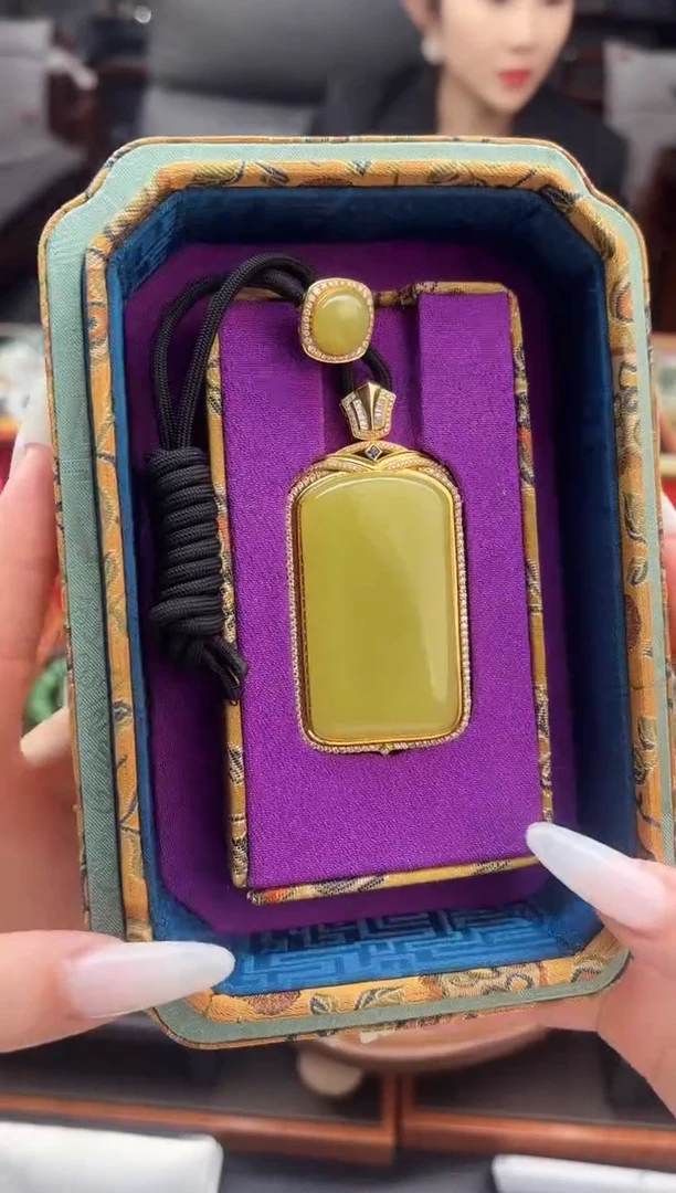 颈饰18K金镶嵌和田玉董小姐推荐 多样性发货 拍一发一hk