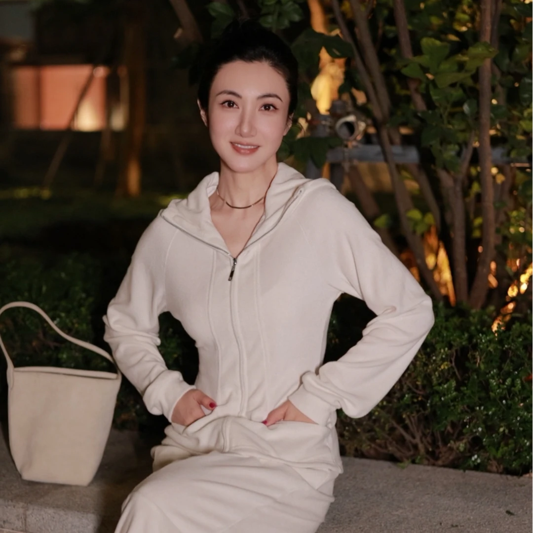 【壁虎姐】F2401015冬季新款 杏色连帽长袖卫衣 松紧腰直筒裤套装