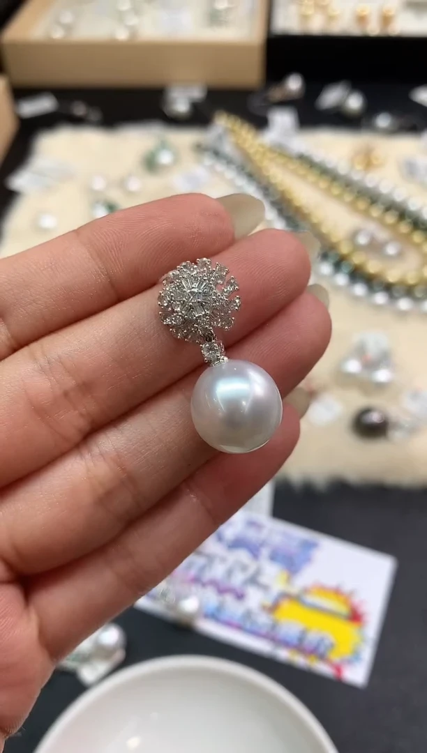 18K金镶嵌吊坠（不含链）海水珍珠E354|16800