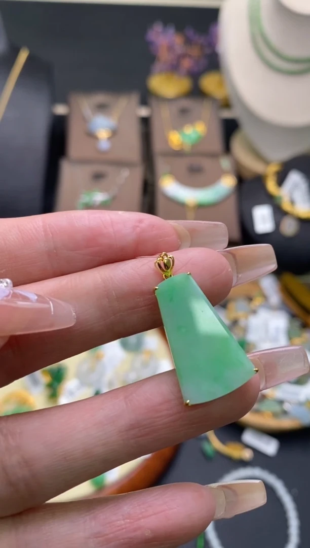 【闪购商品】翡翠颈饰18K金镶嵌净货13182