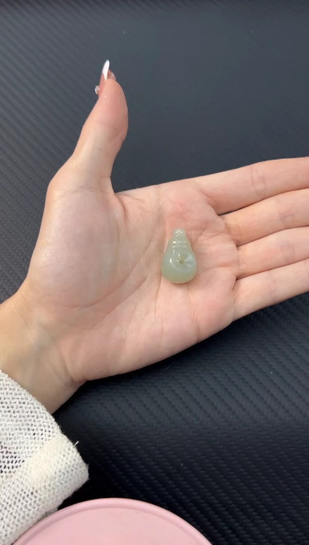 【闪购商品】和田玉吊坠(赠链)未镶嵌且末微色差近矿三通