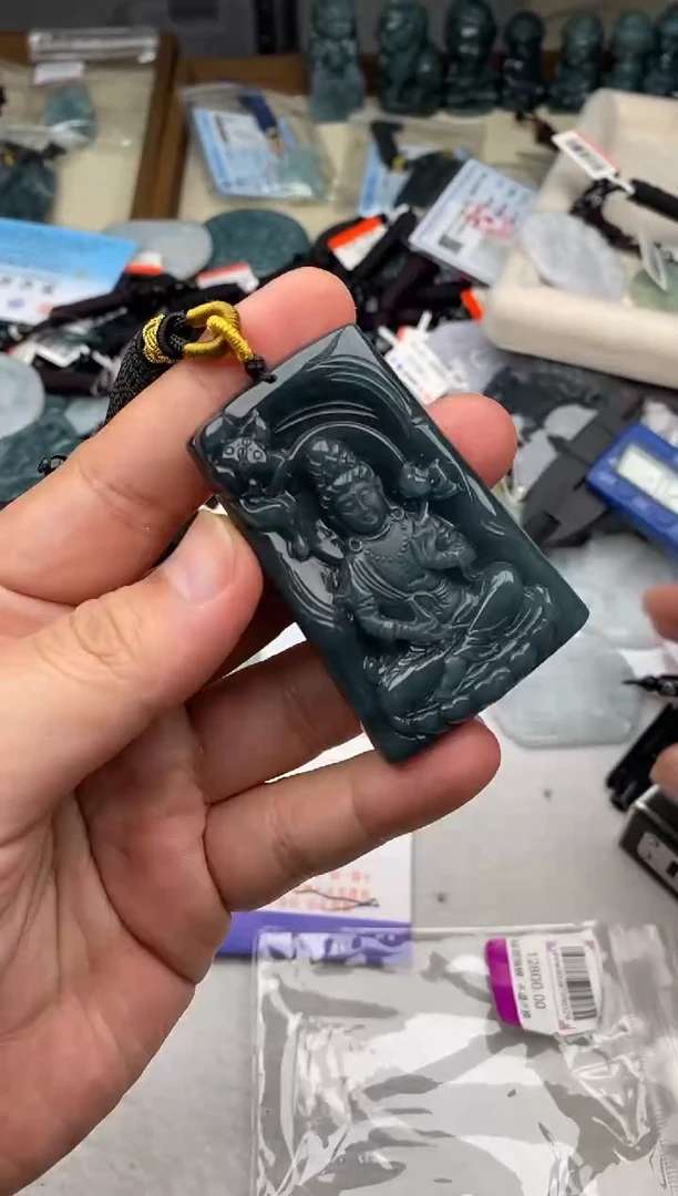 翡翠未镶嵌颈饰多样性发其一