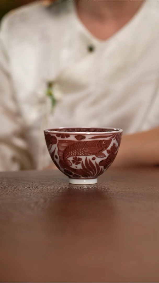 釉里红鱼藻纹鸡心杯