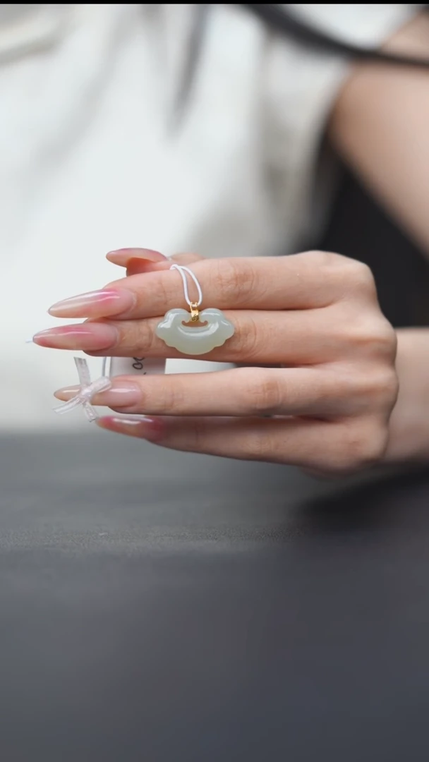 吊坠(赠链)未镶嵌和田玉青白玉福锁 HD40203