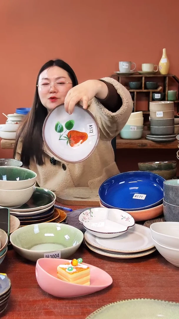 【闪购商品】碗A172  陶瓷异形草莓碗一个可能微瑕