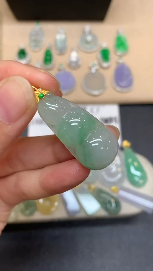 颈饰18K金镶嵌翡翠福豆【无服务费