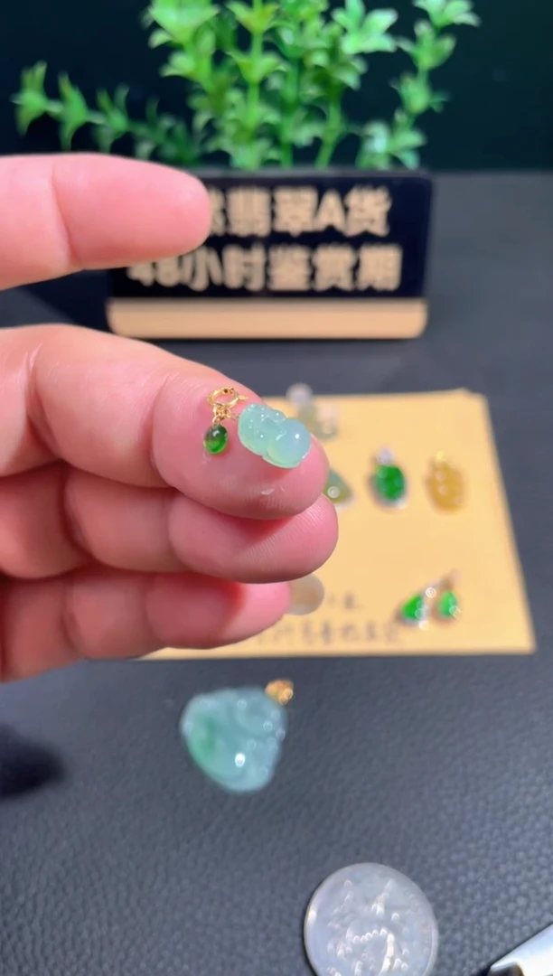 颈饰18K金镶嵌翡翠翡翠