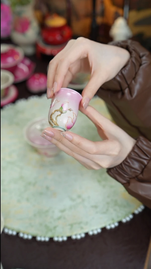 景德镇手工手绘三秋月粉彩杯