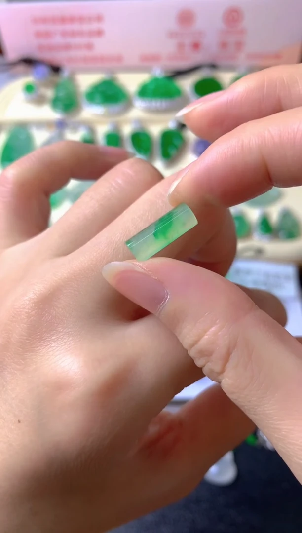 未镶嵌定制翡翠堇**华裸玉（客户意向镶嵌）