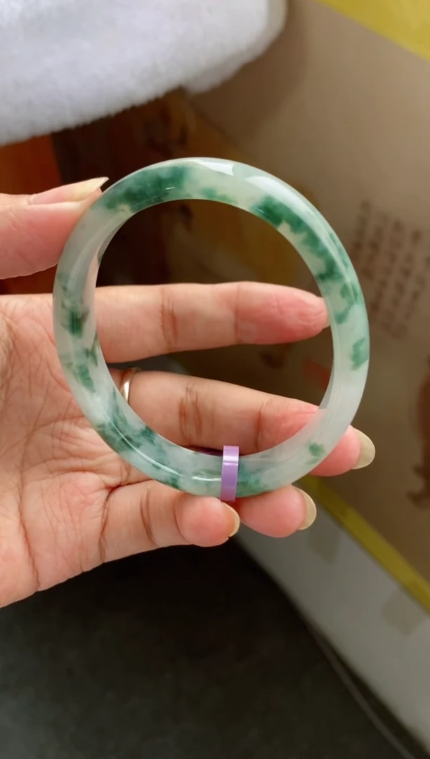 翡翠手镯未镶嵌（冰胶飘花）贵妃23号