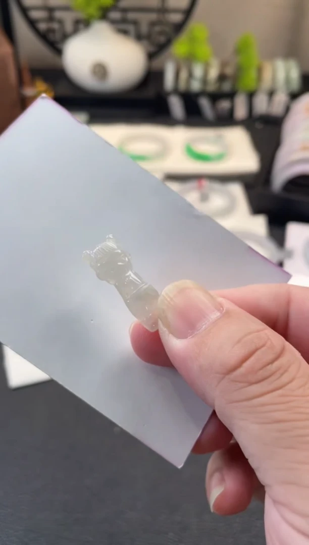 翡翠未镶嵌颈饰有纹裂