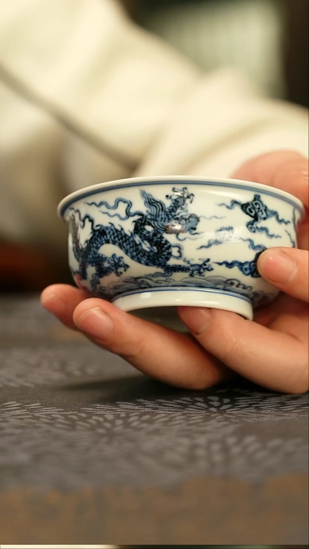 中式仿明青花三龙纹炉式