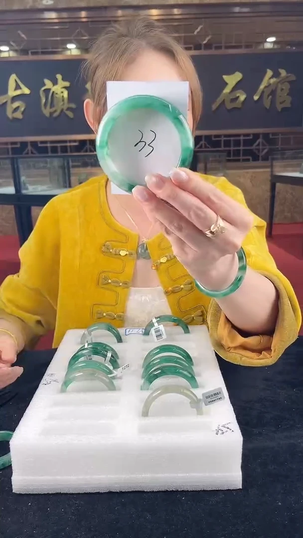 未镶嵌手镯石英质玉（非洲翠）微瑕，一经发货，运费不退介意勿拍