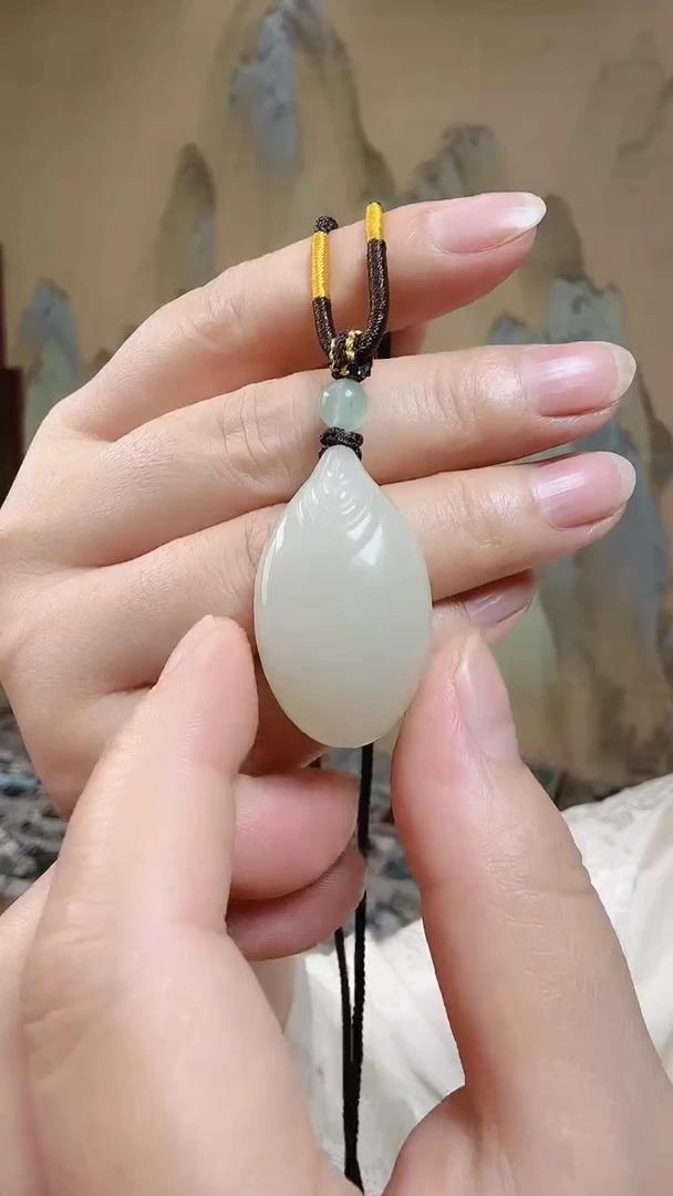 和田玉未镶嵌颈饰.