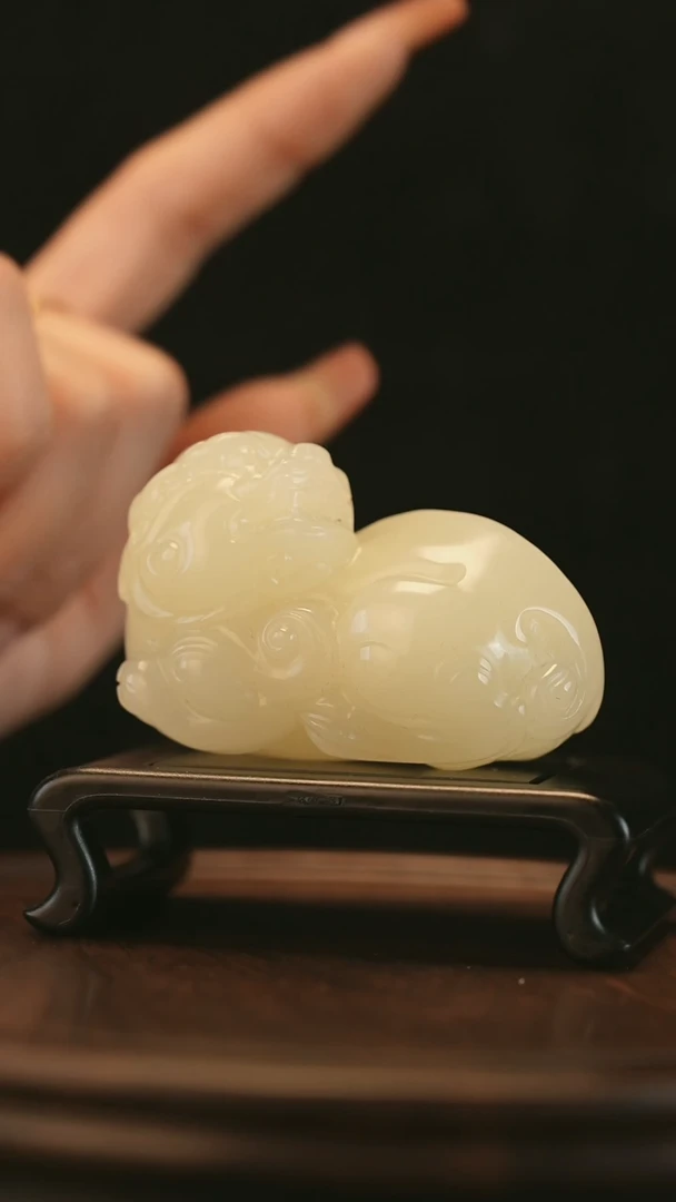 云南石竹叶青雕刻：扭头貔貅