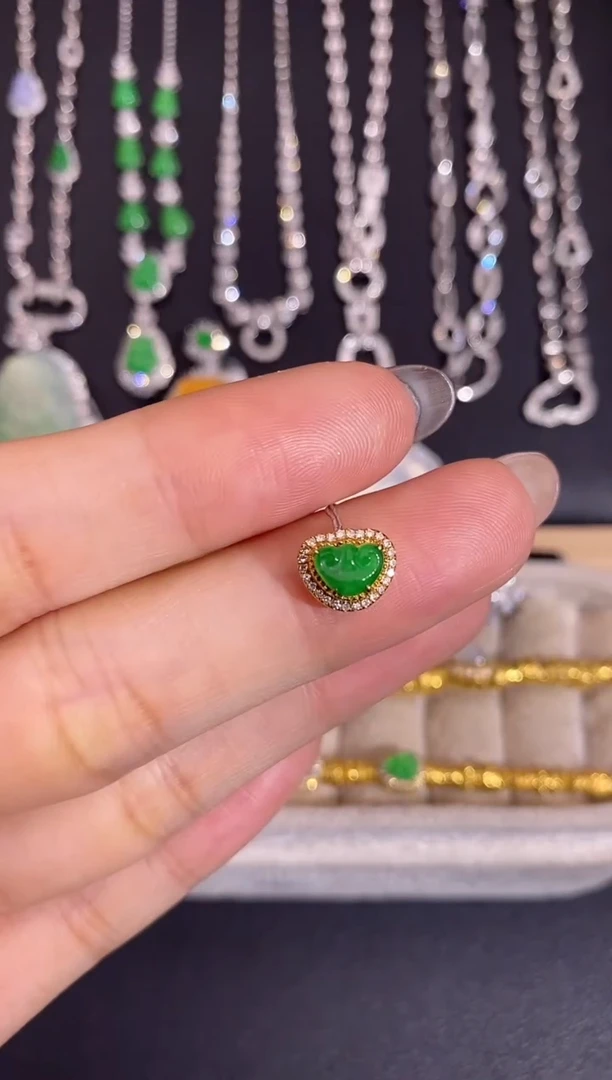 颈饰18K金镶嵌翡翠吊坠