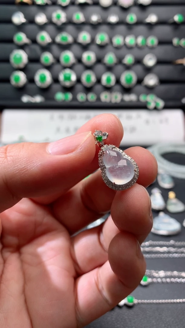 颈饰18K金镶嵌翡翠18K翡翠