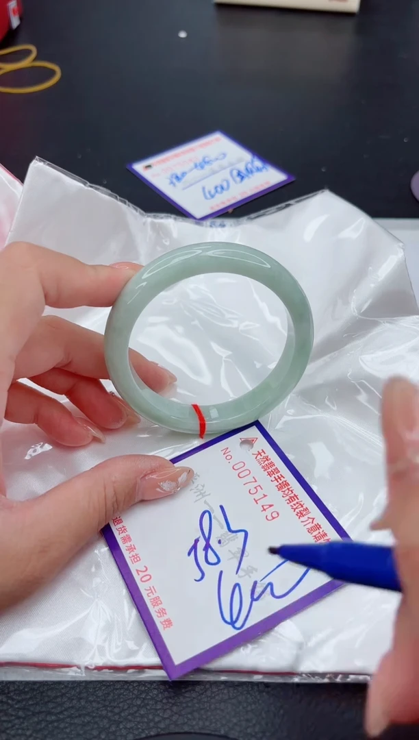 翡翠手镯未镶嵌1