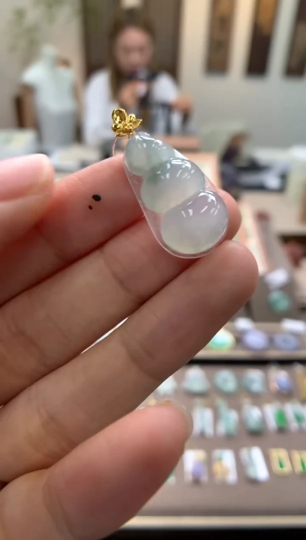 颈饰18K金镶嵌翡翠福豆