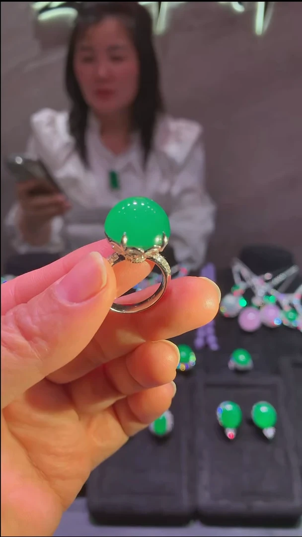 18K金镶嵌戒指翡翠吊坠