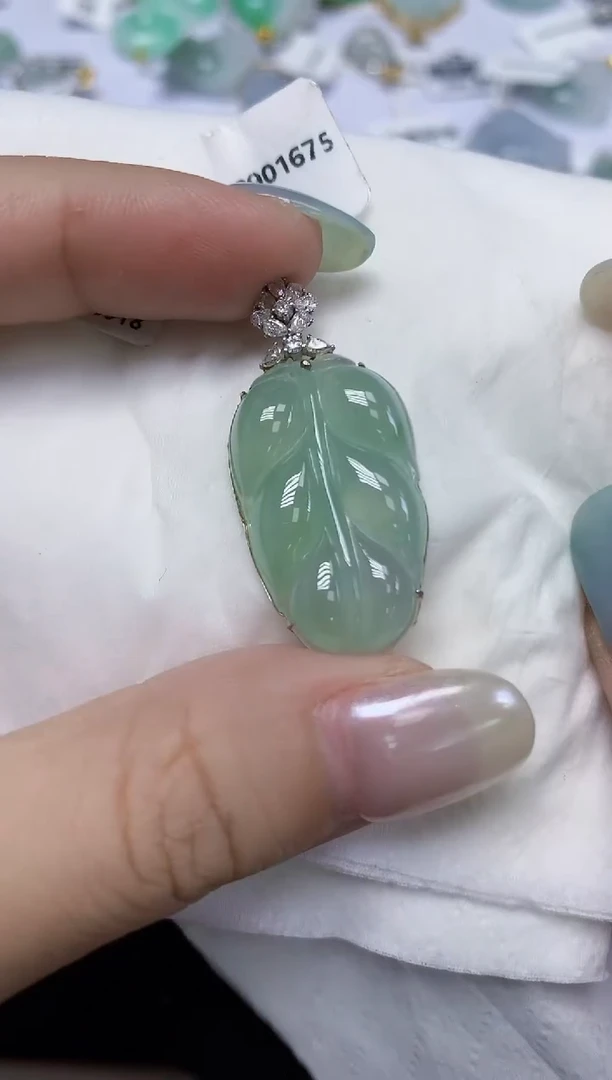 翡翠18K金镶嵌颈饰天然缅甸翡翠A货