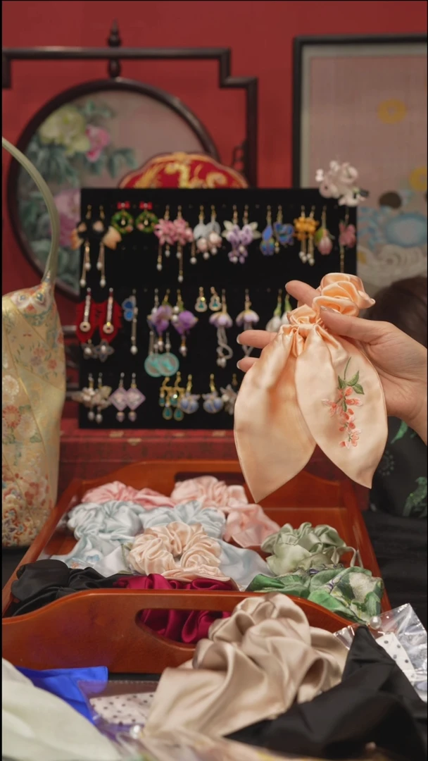 刺绣萍**逢非遗绒花饰品
