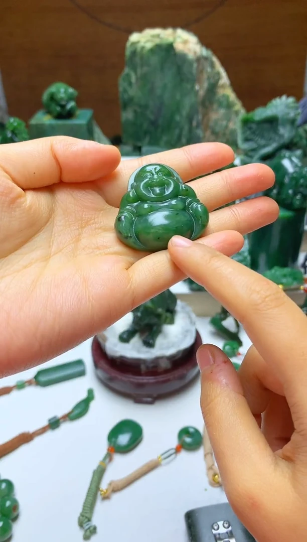 未镶嵌和田玉摆件微瑕